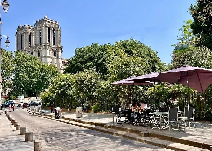 Notre Dame In Full Colors דירה